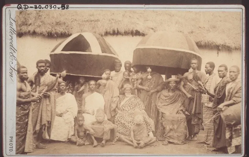 Le roi Taki II d'Accra photographié avec ses serviteurs en 1891, studio Lutterodt