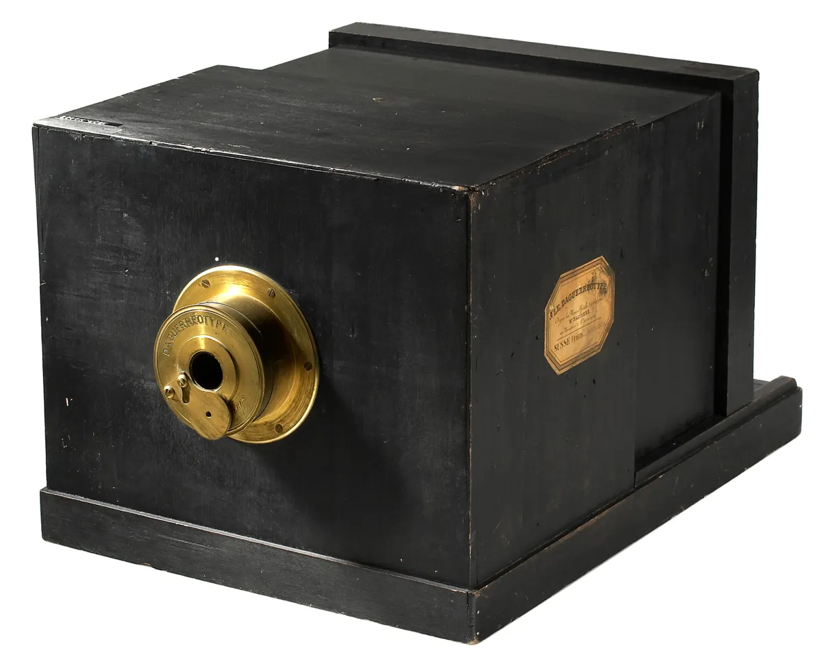 Fotokamera von Susse Frères aus dem Jahr 1839 mit Holzkasten und Messingobjektiv