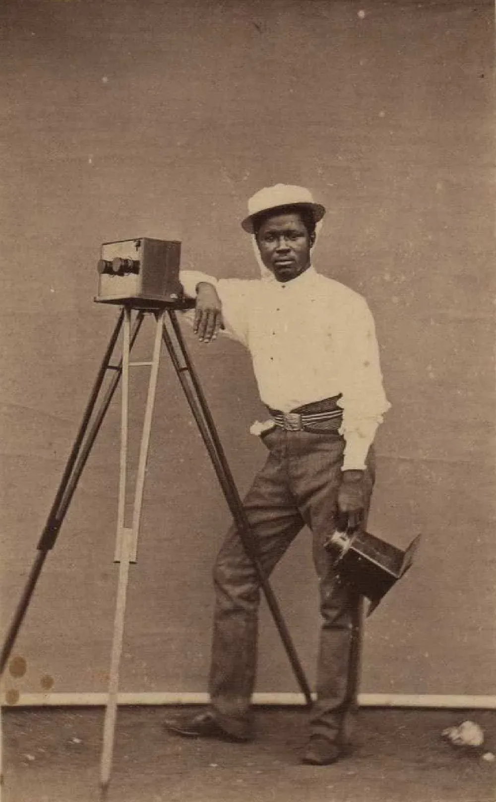 Portrait de Francis W. Joaque, photographe, vers 1890