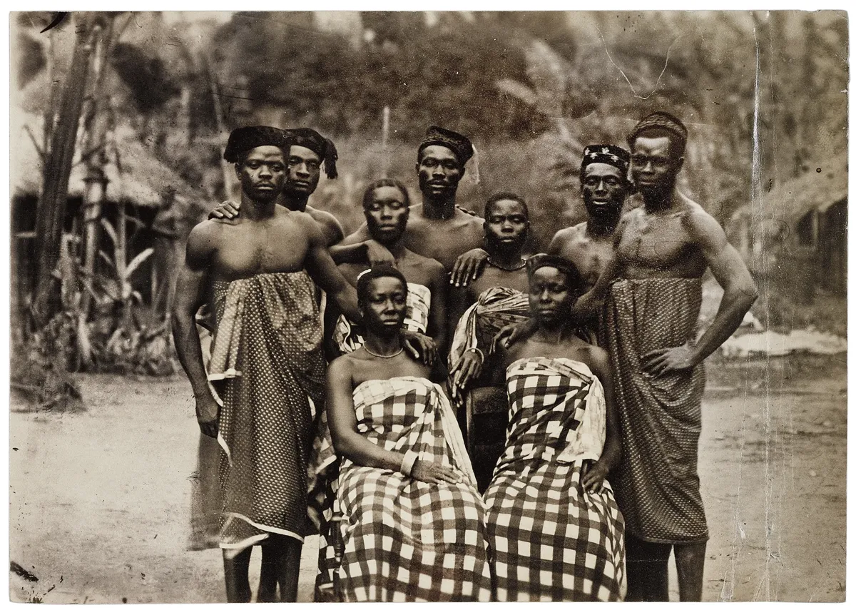 Groupe d'hommes et de femmes africains, région de Batanga, vers 1870, photographie de Francis W. Joaque